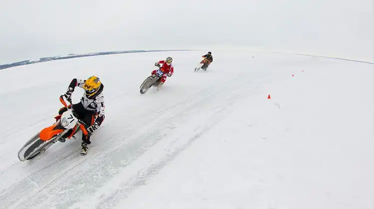 Homens fazendo esporte na neve