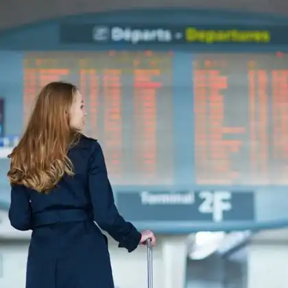 Mulher viajando com seguro viagem Europa garantido