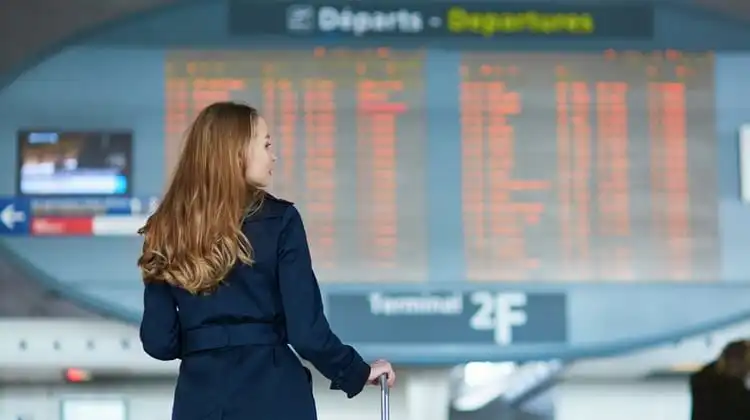 Mulher viajando com seguro viagem Europa garantido
