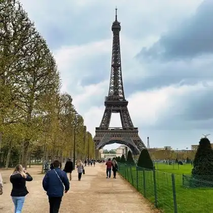 Pessoas em Paris, na França, para onde o seguro viagem é obrigatório.