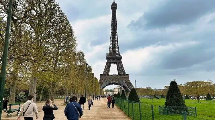 Pessoas em Paris, na França, para onde o seguro viagem é obrigatório.