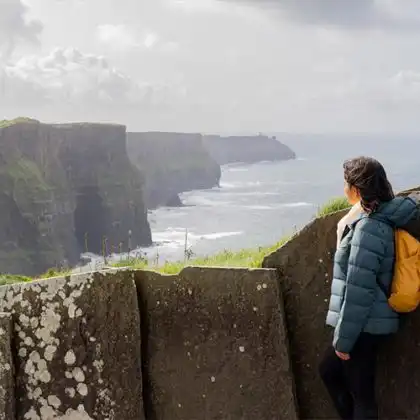 Turista no Cliffs of Moher, com seguro viagem Irlanda