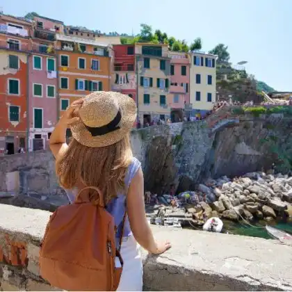Turista em Cinque Terre com seguro viagem Itália
