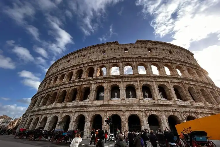 Fachada do Coliseu, em Roma
