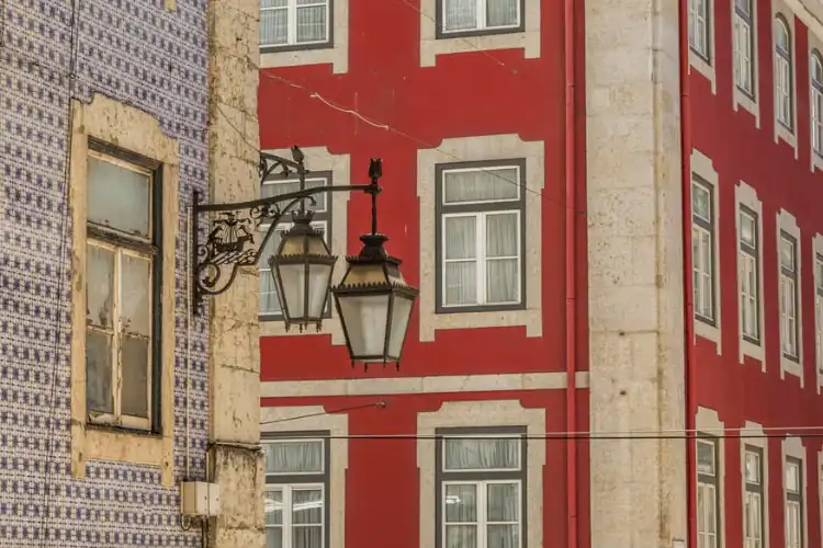 Janelas de prédios antigos em Lisboa Portugal