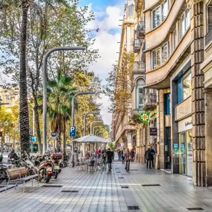 Rua de Barcelona em um dia de sol, Espanha.