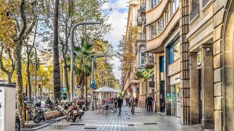 Rua de Barcelona em um dia de sol, Espanha.