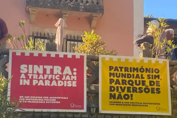 Placas de protesto contra turismo em massa, em Sintra.