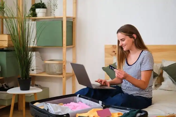 Mulher pesquisando quartos para alugar em Londres no notebook.