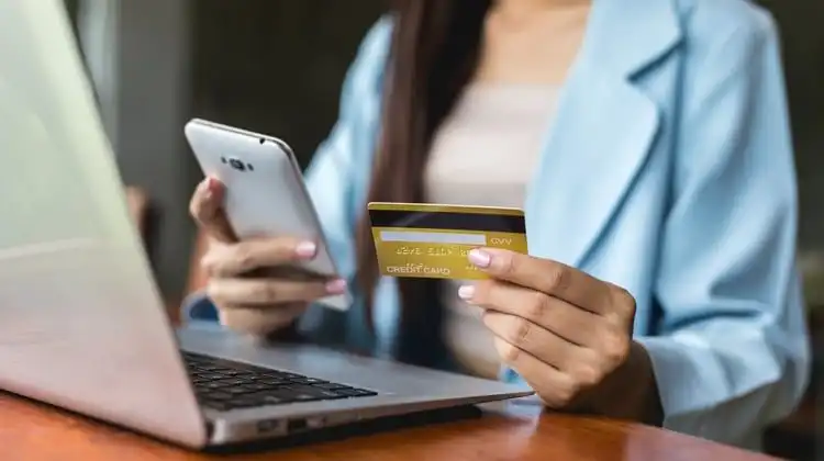 Mulher utiliza o cartão do Starling Bank para fazer compras online