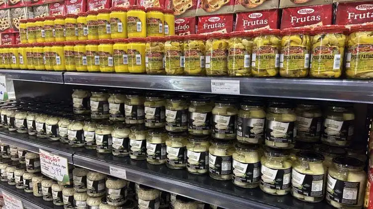 Prateleiras do supermercado brasileiro em Lisboa