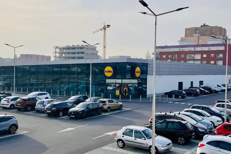 Estacionamento do supermercado Lidl em Portugal