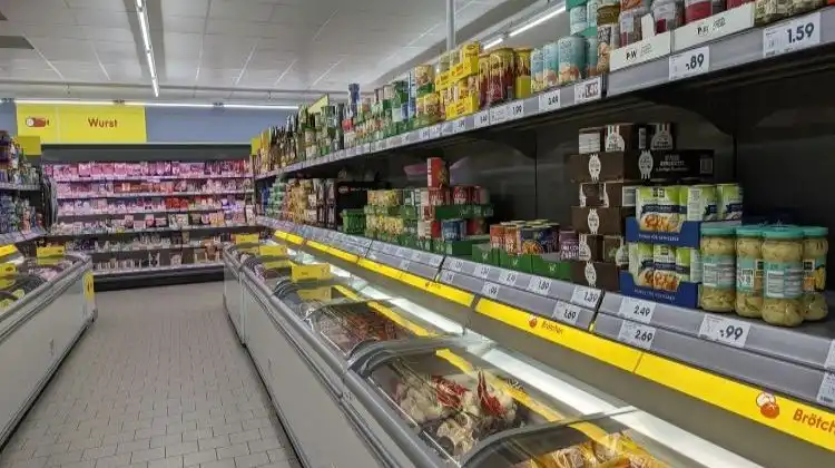 Corredor de supermercado na Alemanha com caixas de produtos
