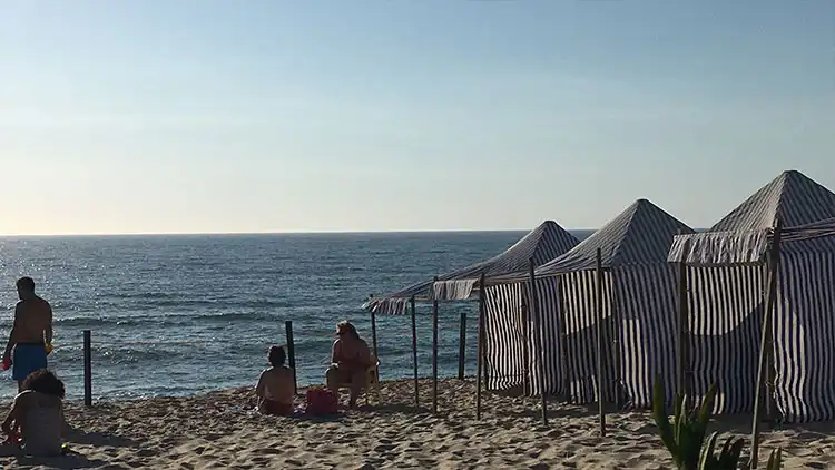 Tendas listradas de praia em Portugal