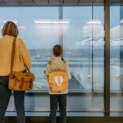 Mãe e filho no aeroporto