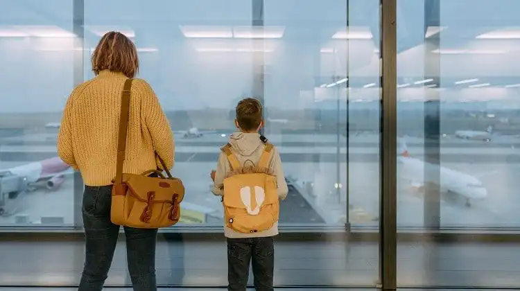 Mãe e filho no aeroporto