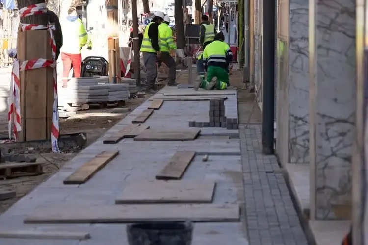 Trabalhadores operam nas ruas de Madrid