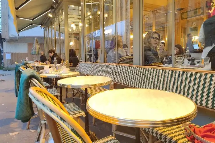Emprego em restaurantes podem ser uma boa com visto férias-trabalho na França