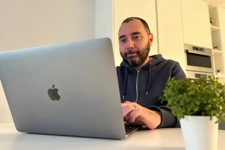 Homem trabalha no computador em sua casa