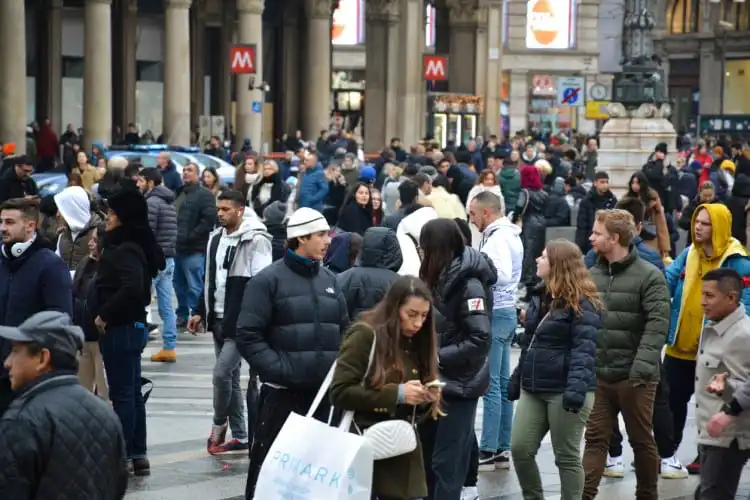 Multidão de pessoas no centro de Milão, Itália.