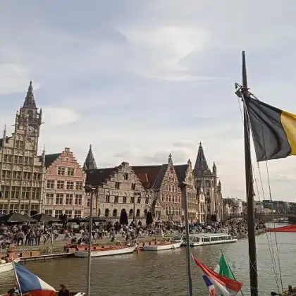 Bandeira da Bélgica em frente ao canal de Gent