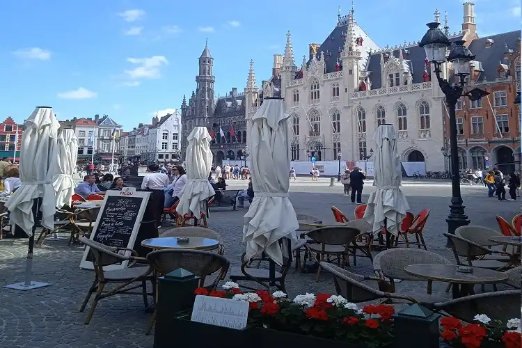 Restaurante em praça de Brugge
