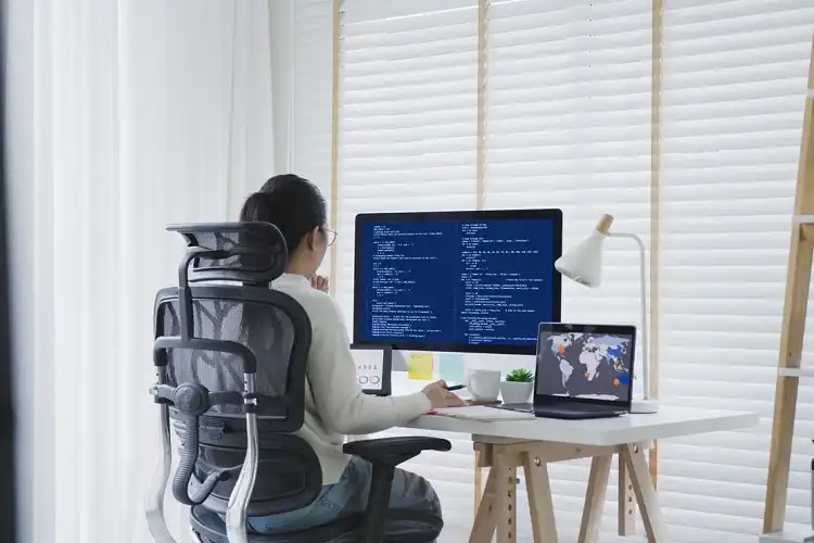 Mulher trabalhando no computador
