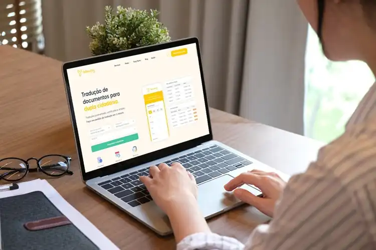 Pessoa pesquisando no site da Yellowling para traduzir documentos juramentados