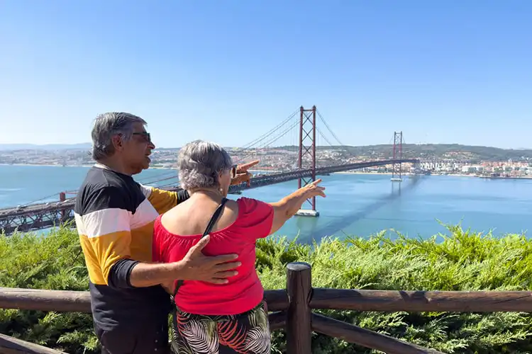Aposentados em Portugal observando a ponte 25 de Abril.