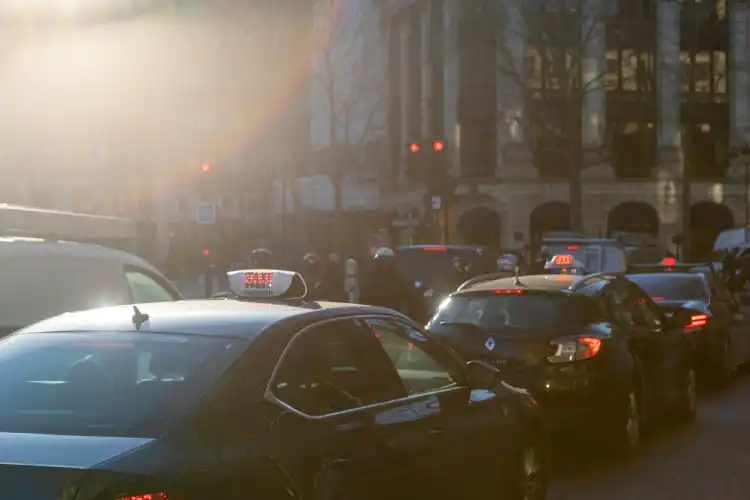 Trânsito é uma desvantagem para os moradores nas cidades perto de Paris
