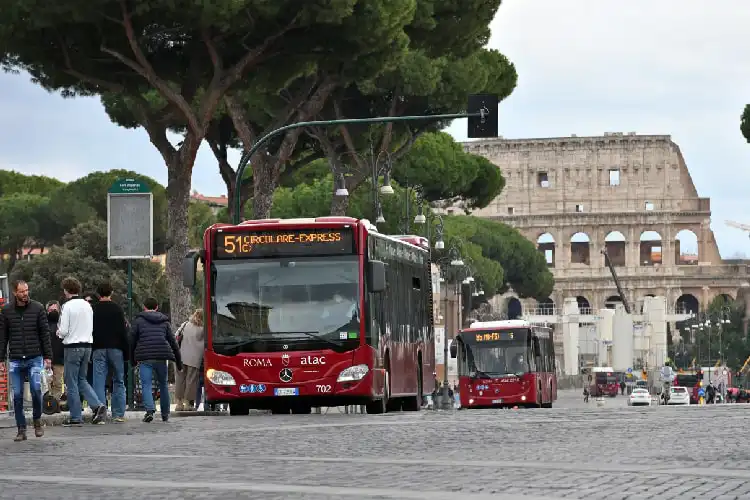 Transporte público em Roma.
