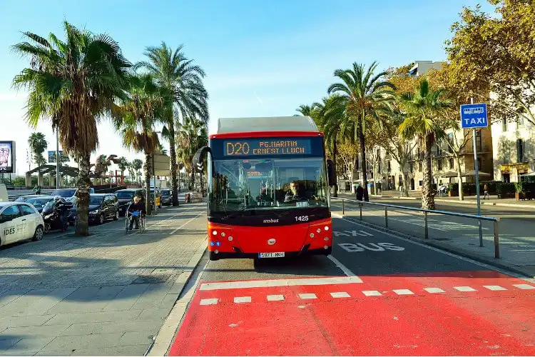 Ônibus parado em uma rua de Barcelona.