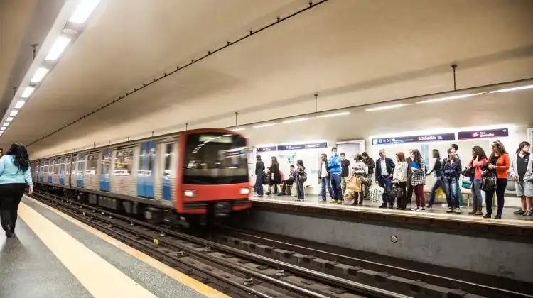 Metrô de Lisboa é uma das opções de transporte público em Portugal