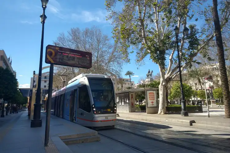 Transporte público atende muito bem quem vai morar em Sevilha.