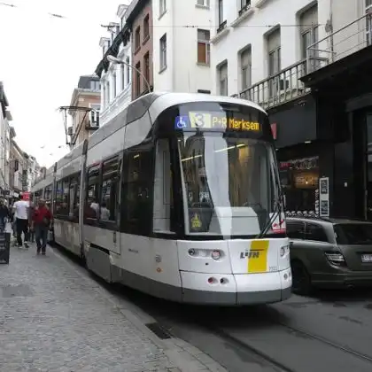 Tram estacionado em rua da Bélgica