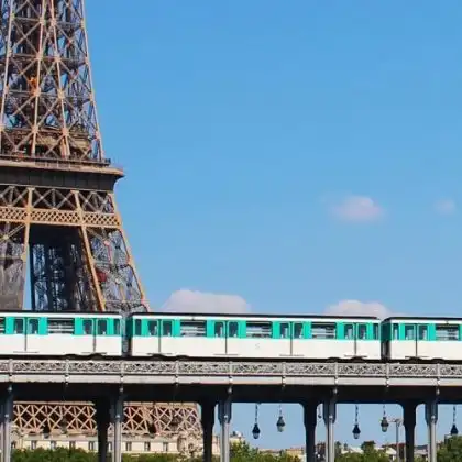 Transporte público na França com a Torre Eiffel de fundo.