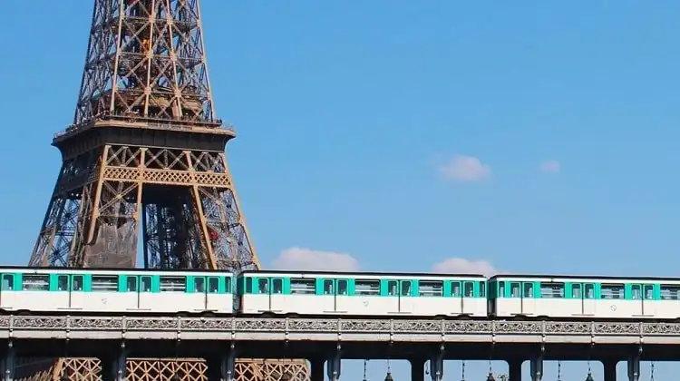 Transporte público na França com a Torre Eiffel de fundo.