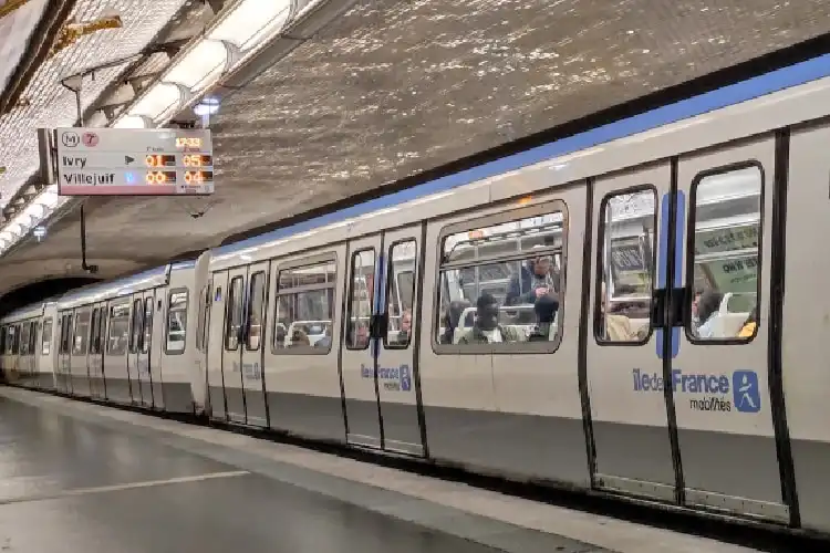 Plataforma de metrô em Paris.