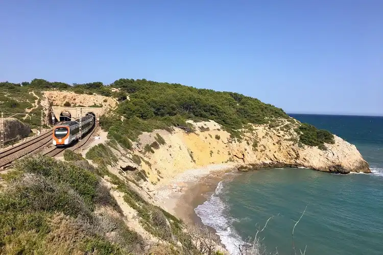 Trem da Renfe no litoral da Espanha