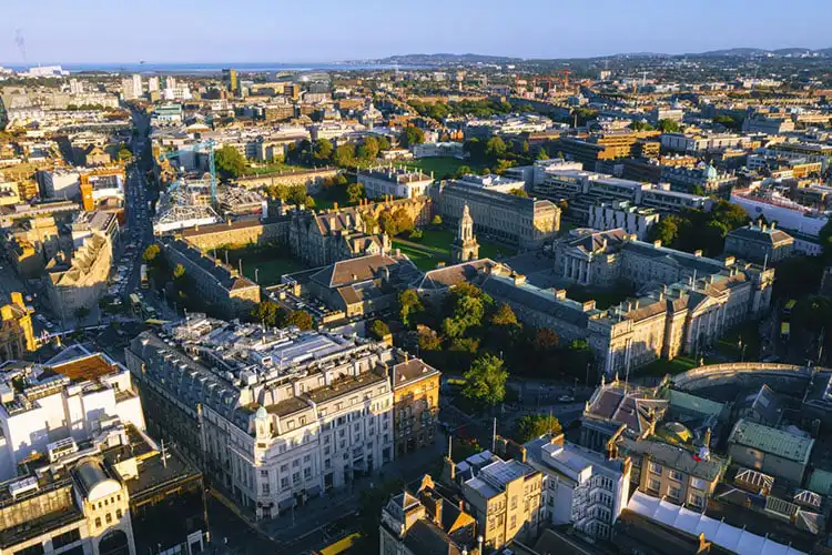 Trinity College vista de cima, uma das melhores instituições para fazer pós-graduação na Irlanda