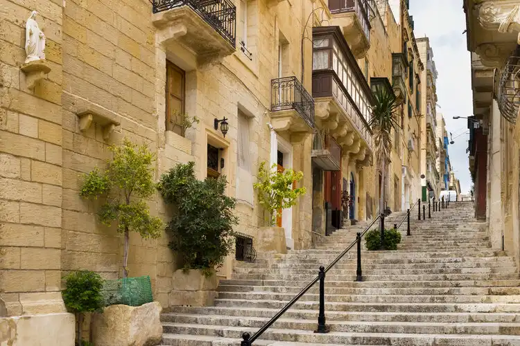 Foto de uma escadaria em Malta