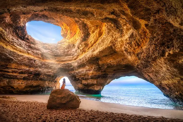 Turismo no sul de Portugal na gruta de Benagil