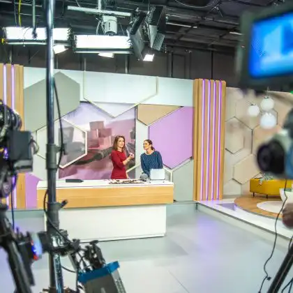 Apresentadoras em estúdio de TV brasileira em Portugal