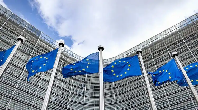 Bandeiras da União Europeia em frente a um prédio