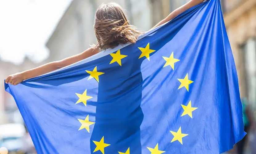 União Europeia aprova fundo de reconstrução da economia criança