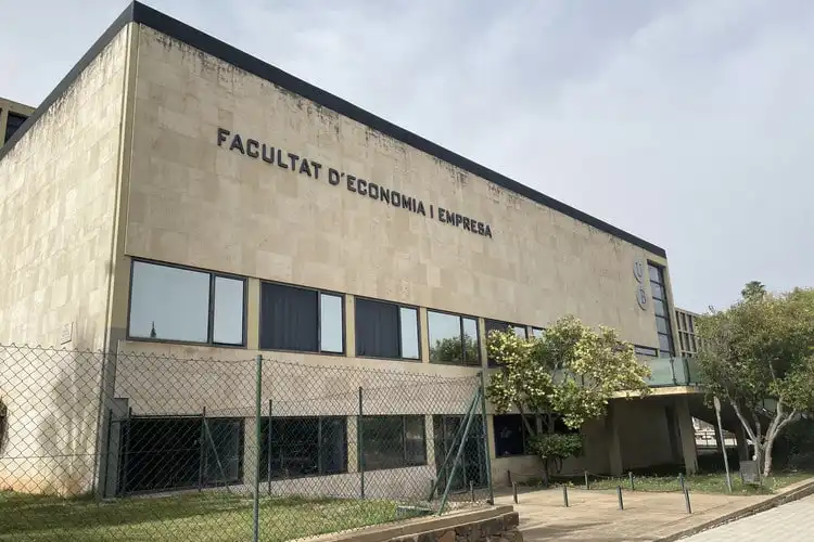 Fachada da faculdade de Economía y Empresa da Universidad de Barcelona