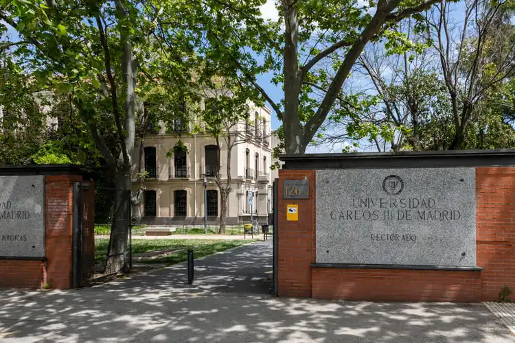 Universidades espanholas são pagas, independente de pública ou privada. 