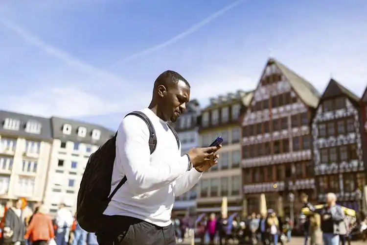 Homem usando chip de celular na Alemanha