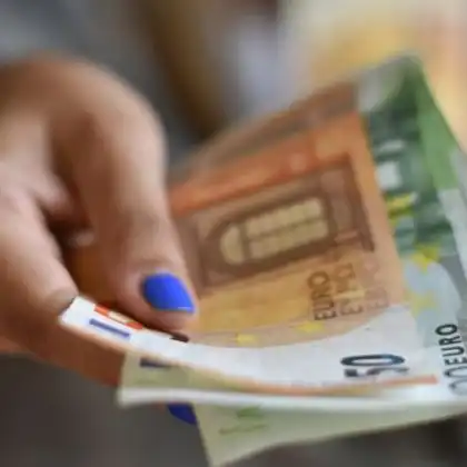 Mulher usa dinheiro em espécie na Europa