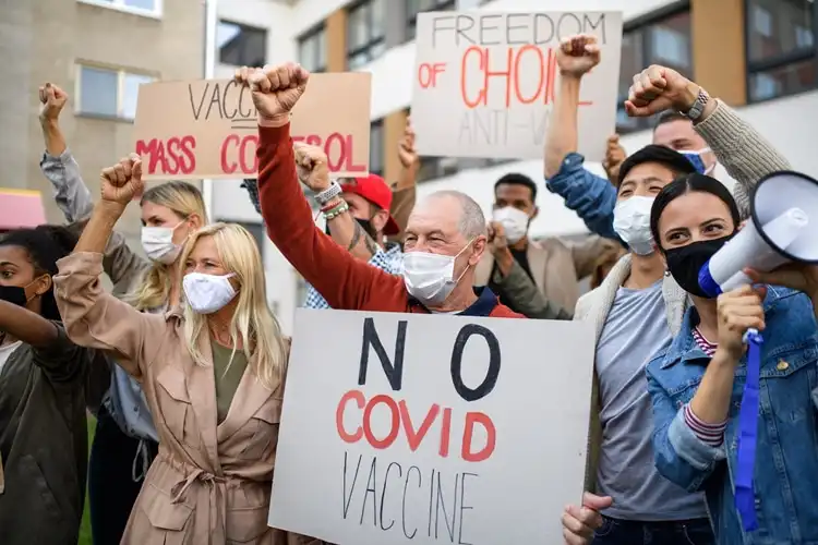Vacinação contra Covid 19 na Europa protesto
